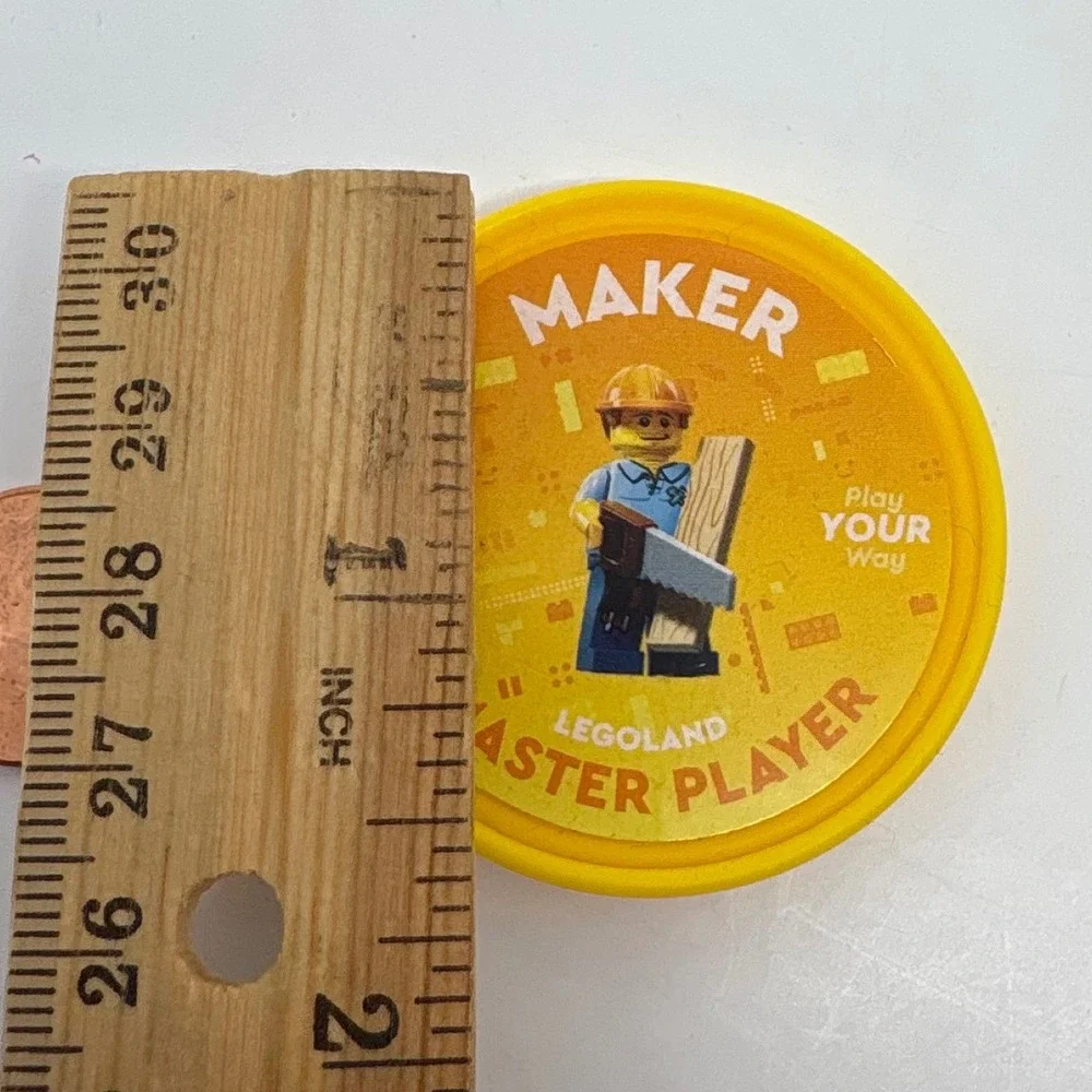 LEGO Legoland California Maker Master Player Yellow‎ 2022 Pop Badge
